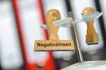 Foto: Stempel mit Aufschrift Negativzinsen