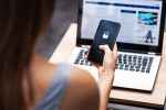 Foto: Frau mit Smartphone